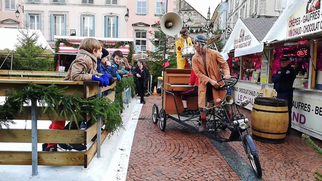 La compagnie Stromboli qui a défilé dans les rues d'Épinal ce samedi