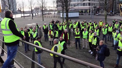 Hollanda'da sarı yelekliler hükümetin politikalarını protesto etti - LAHEY