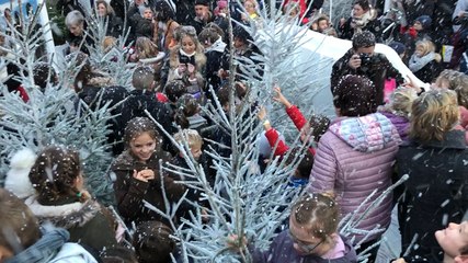 Tempête de neige devant la mairie
