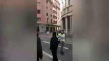 Gritan a un camión de la Policía pero al bajarse no son tan valientes
