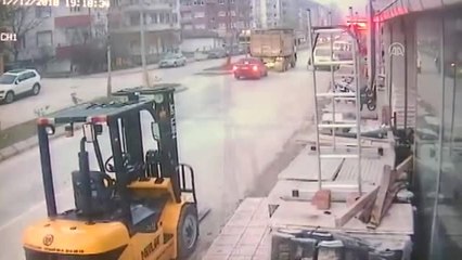 Otomobile Bağlanan Köpek Caddede Süreklendi