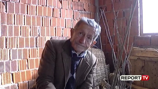 Report Tv - Njihuni me 80-vjeçarin nga Lezha që thur shporta si në kohë të vjetra