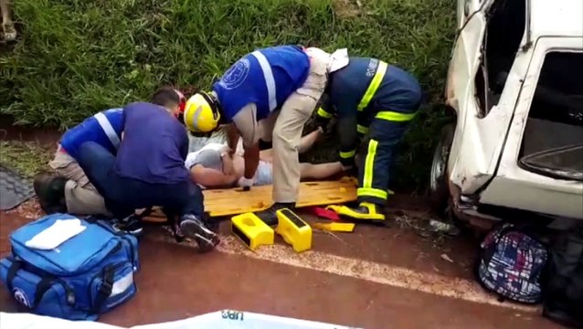 Quatro pessoas ficam feridas em capotamento na PR-180