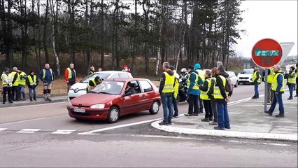 Gilets jaunes Acte 6 à Ecuisses : réactions dans les bouchons sur la RCEA au rond-point Jeanne-Rose