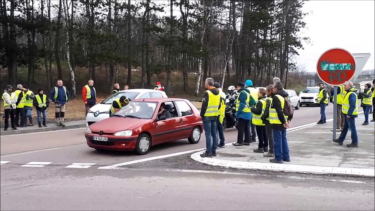 Gilets jaunes Acte 6 à Ecuisses : réactions dans les bouchons sur la RCEA au rond-point Jeanne-Rose