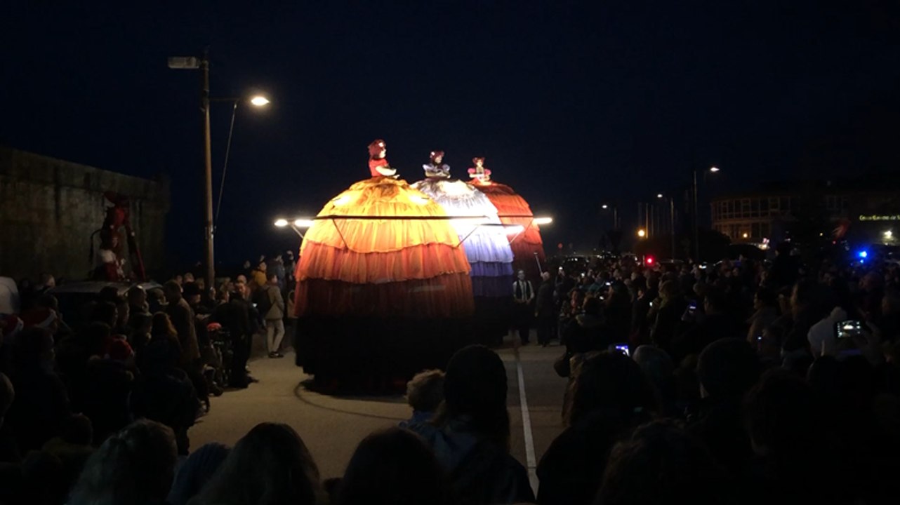 Les poupées géantes et les tambours de la Cie Transe Express