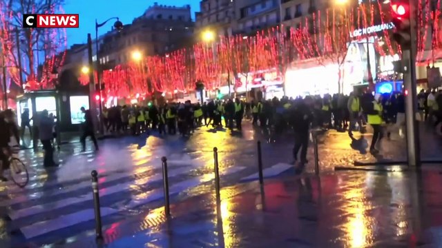 «Gilets jaunes» : trois policiers proches du lynchage sur les Champs-Elysées