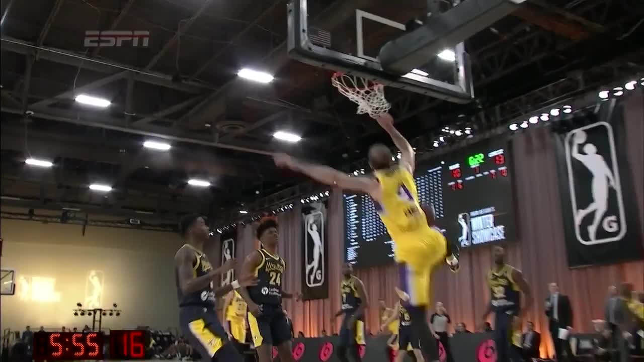 Alex Caruso flies in for the alley-oop slam