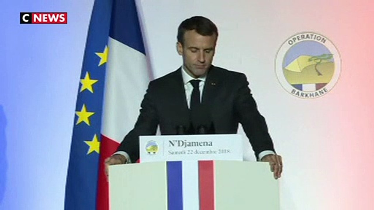 Au Tchad, Emmanuel Macron rend hommage aux soldats morts