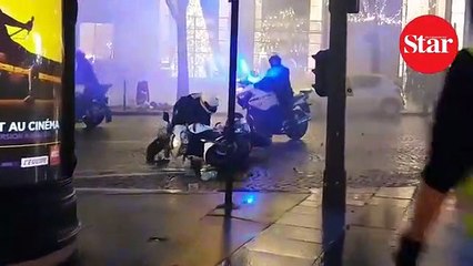 Paris’teki gösterilerde Fransız polisi silah çekti