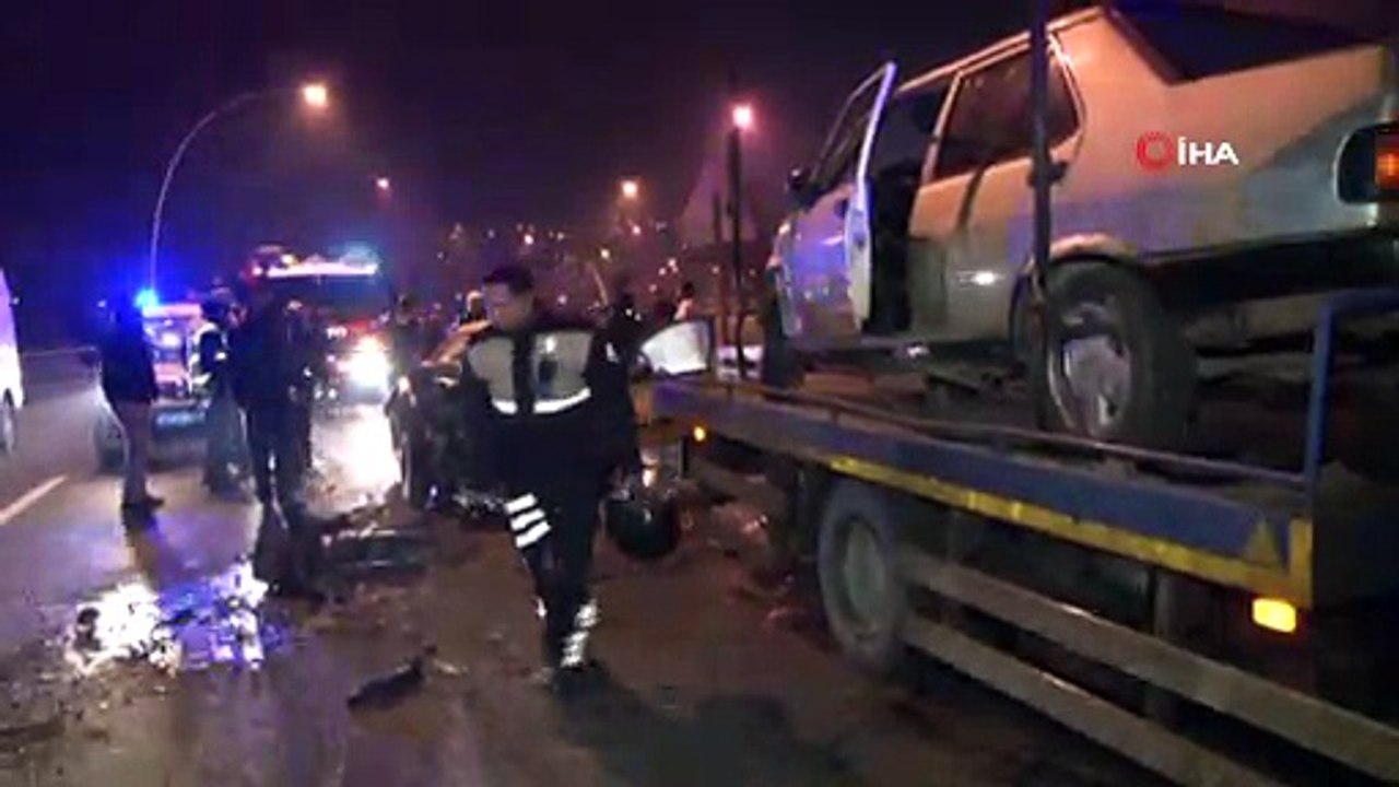 Bulvara tersten giren araç kazaya neden oldu: 4 yaralı