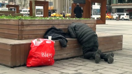 Taksim'de soğukta üşüyen evsiz vatandaşa zabıtadan yardım eli