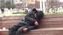 Taksim'de Soğukta Üşüyen Evsiz Vatandaşa Zabıtadan Yardım Eli