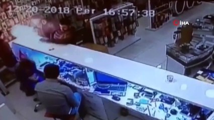 Kendilerini son anda kurtardılar... Patlayan cep telefonu bataryası güvenlik kamerasına böyle yansıdı.