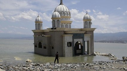 ارتفاع حصيلة ضحايا التسونامي الذي ضرب إندونيسيا إلى 222 على الأقل