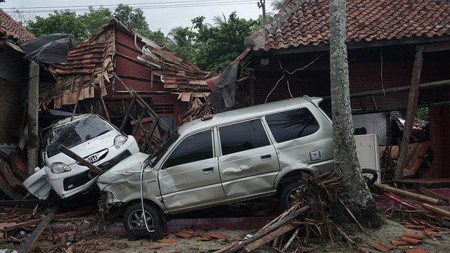 Indonesia tsunami: At least 222 people killed by waves 'triggered by volcanic eruption'