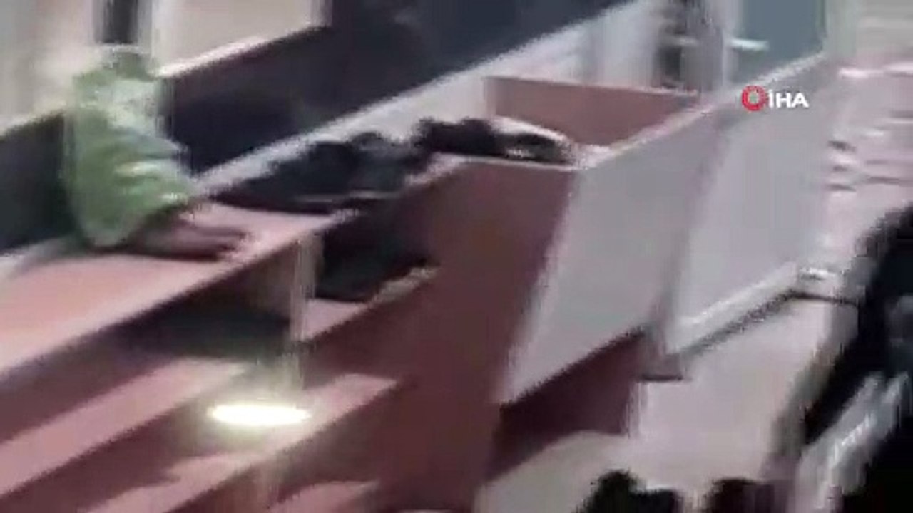 Namaz kılan vatandaşın ayakkabısını çaldı... Güvenlik kamerasından kaçamadı