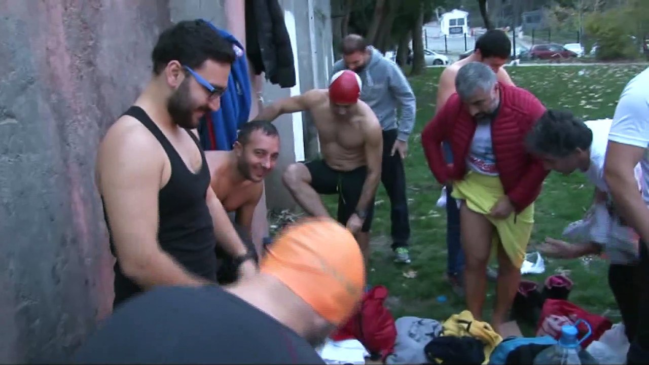 30 yüzücü soğuğa aldırmadan boğazın serin sularına atladı