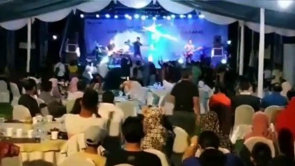 Indonésie: Les images dramatiques du Tsunami de cette nuit qui emporte la scène du groupe "The Seventeen" en plein concert