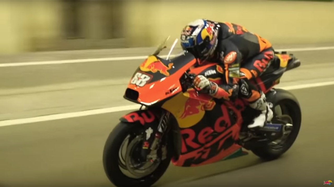 Cruzando el túnel de Gleinalm con una MotoGP de KTM