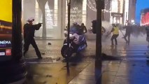 Un policía saca su arma en una protesta de los 'chalecos amarillos'