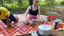 Wow beautiful girls cooking soup chicken then she eat -  Wilderness Cooking