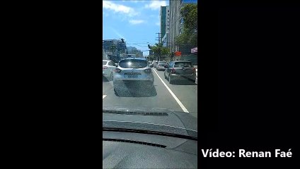 Caminhão arrasta fios na Reta da Penha