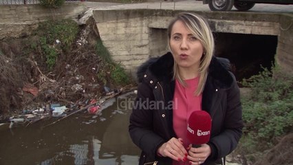 Lumenjte te mbushur me mbetje plastike