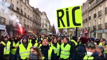 France sees pockets of violence in 'yellow vest' protests