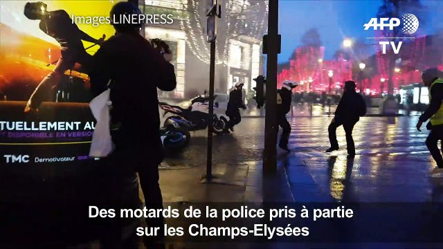 Gilets jaunes : des motards de la police pris à partie à Paris