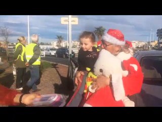 AGDE - Les gilets jaunes distribuent des cadeaux aux enfants