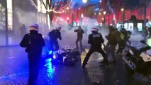 Gilets jaunes : des policiers à moto agressés par des manifestants sur les Champs-Elysées