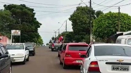 Papai Noel entrega doces no Bairro Santa Cruz