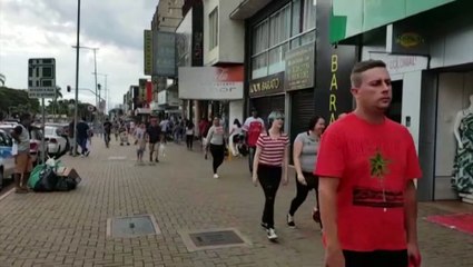 Comércio movimenta o calçadão neste domingo à tarde