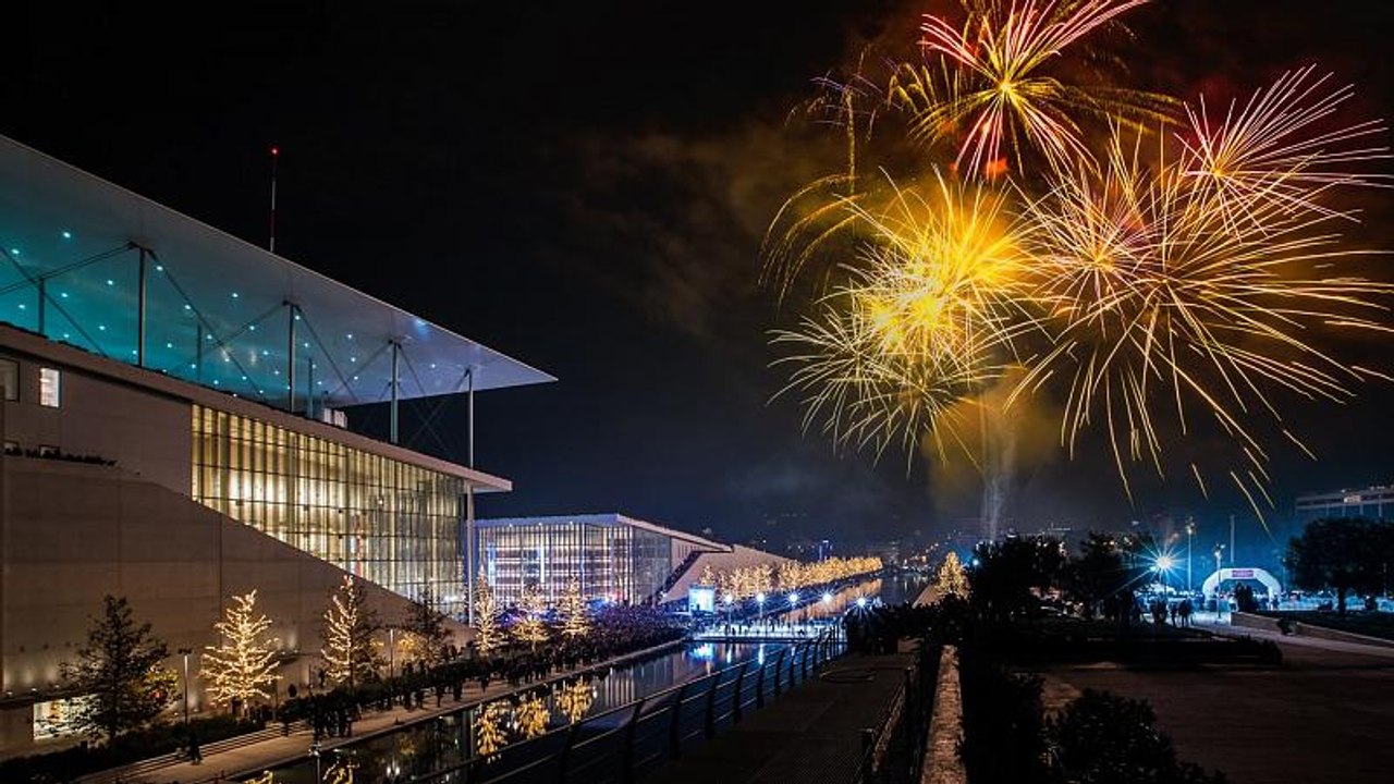 Athen: festtagsglanz zwischen klassik und futurismus
