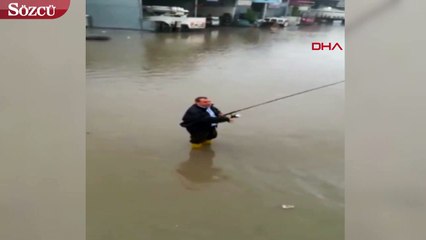 Adana'da su taşkınında oltayla balık tutmaya çalıştı