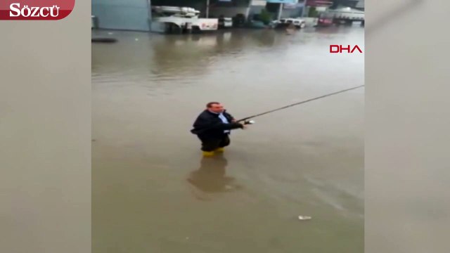 Adana'da su taşkınında oltayla balık tutmaya çalıştı