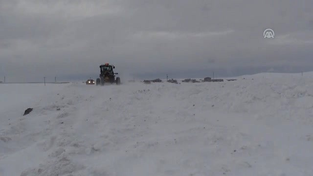 Yolda Kalanların İmdadına Özel İdare Ekipleri Yetişti - Kars