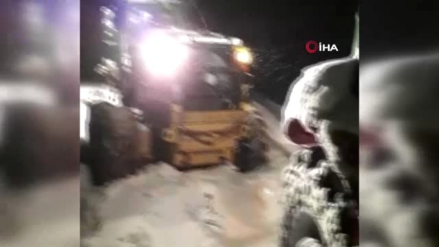 Kar Yağışı Nedeniyle Köy Yolları Ulaşıma Kapandı, Yol Açma Çalışması Yapan İş Makineleri de Yolda...