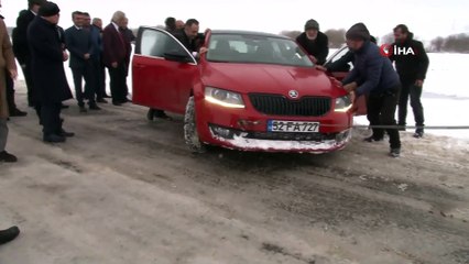 Buzlanan Yolda Araçlar Şarampole Uçtu