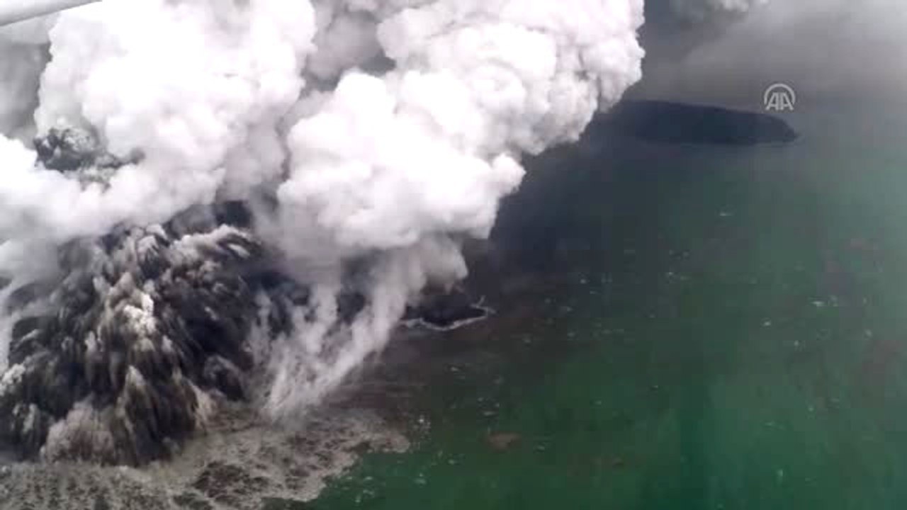 Tsunamiye Neden Olan Yanardağdaki Hareketlilik Havadan Görüntülendi - Banten