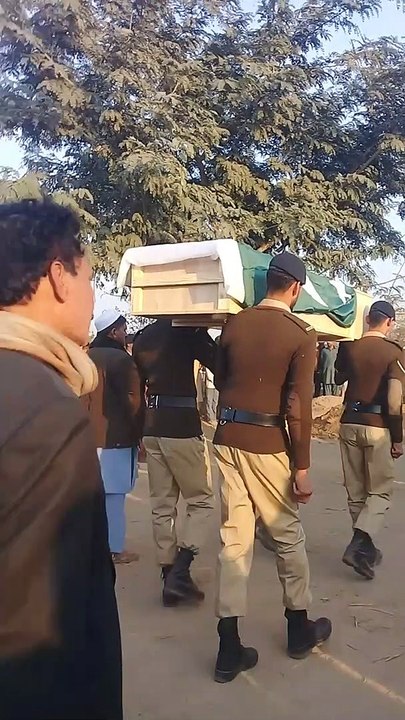 آج ھم سے ایک اور دھرتی کا سپوت چھین گیا ہے پاک آرمی ایک اچھے جوان سے مرم هو گئی ہے اللّه پاک اس کے والدین کوصبر جمیل آتا کرے آمین وچھوکی کلاں حافظ آباد