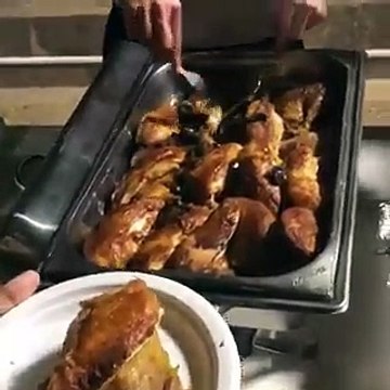 Les images d'Emmanuel Macron partageant le repas de Noël cette nuit avec les 1000 soldats de la force Barkhane à N'Djamena