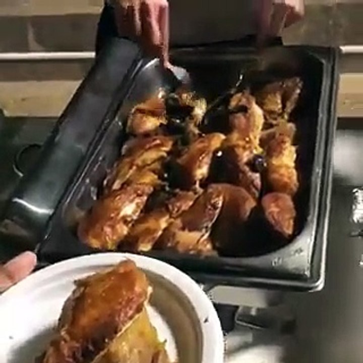 Les images d'Emmanuel Macron partageant le repas de Noël cette nuit avec les 1000 soldats de la force Barkhane à N'Djamena