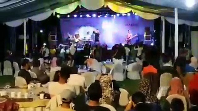 Une scène de concert balayée par le tsunami (Indonésie)