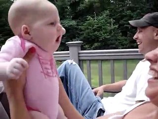 Bébé qui fait des grognements devant sa tante