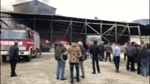 Ora News - Zjarr në tregun industrial të Laçit, vetëm dëme materiale