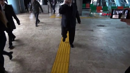 Sanatçı müsveddesi Metin Akpınar ile Müjdat Gezen polis eşliğinde adliyeye götürülüyor
