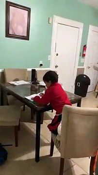 Un Gamin surpris en train de faire ses devoirs avec alexa