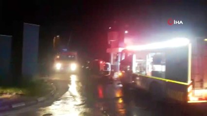 Direksiyon Hakimiyetini Kaybeden Sürücü Güvenlik Kulübesine Daldı: 4 Yaralı